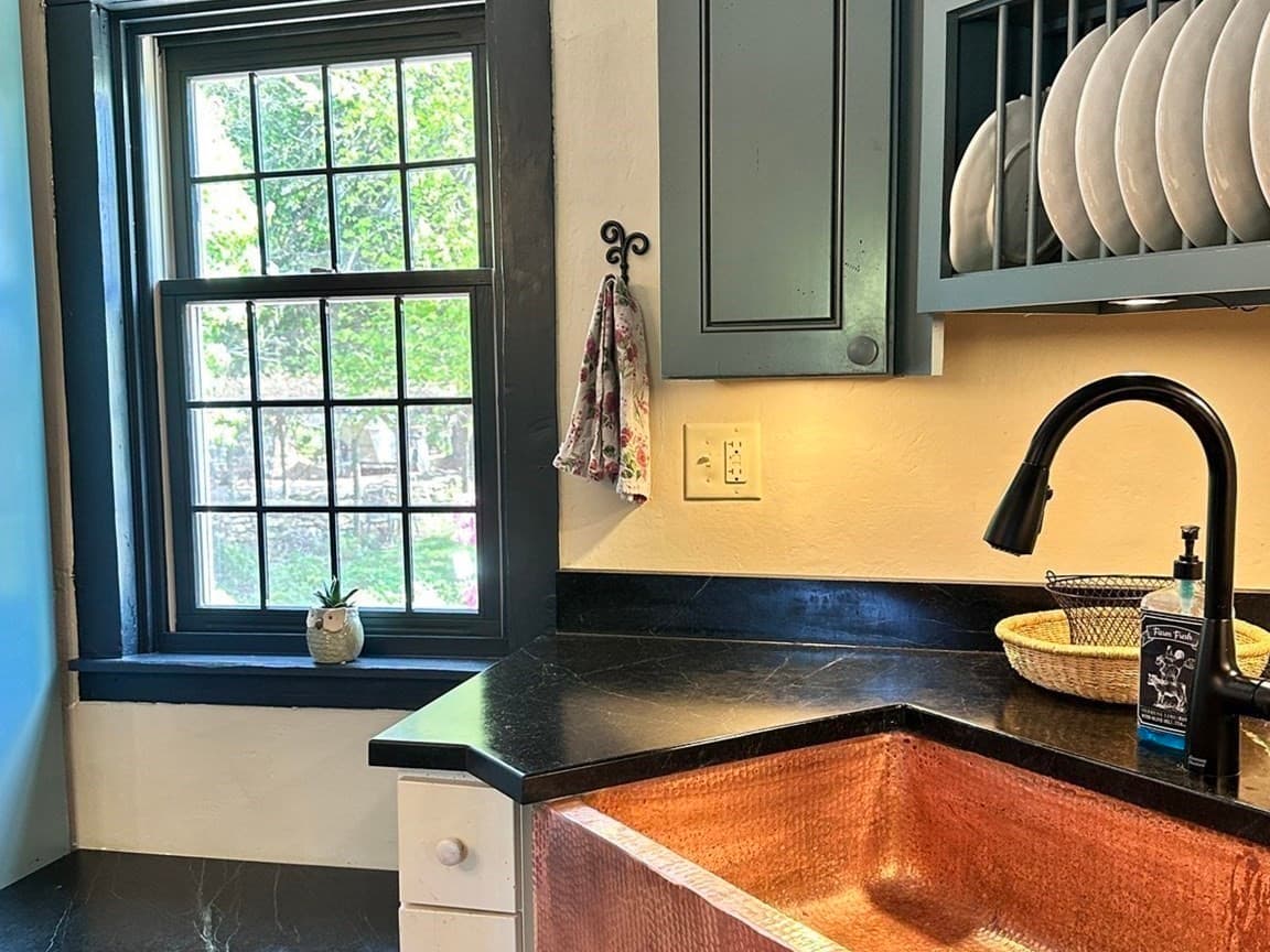 Single Family Residence at 5 Putnam Hill Rd, Sutton MA 01590, photo 6 of 42