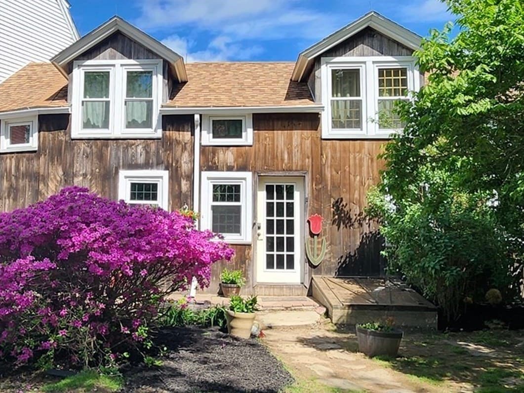 Single Family Residence at 5 Putnam Hill Rd, Sutton MA 01590, photo 3 of 42