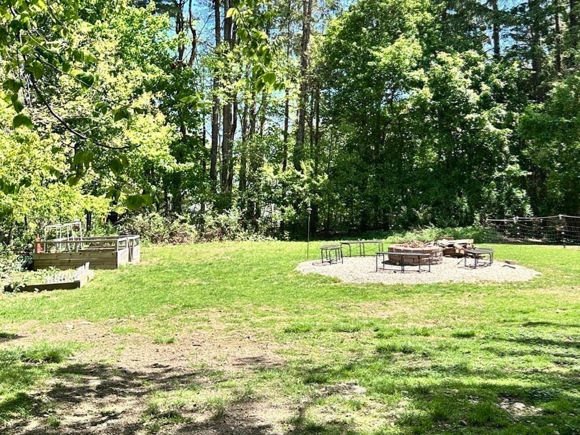 Single Family Residence at 5 Putnam Hill Rd, Sutton MA 01590, photo 41 of 42