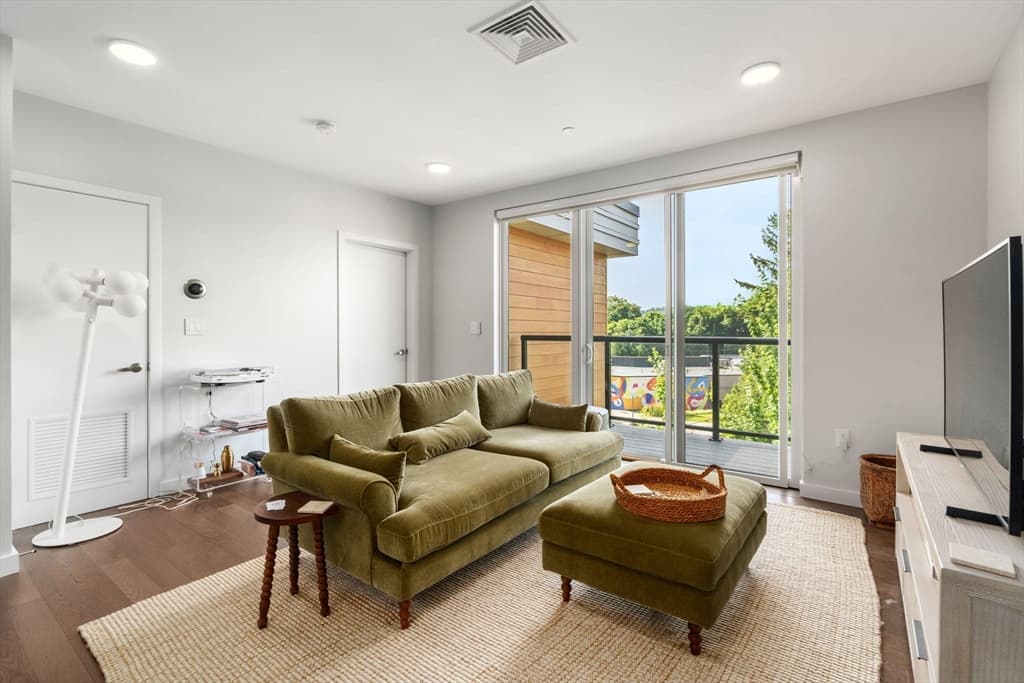 Condominium at 68 Los Angeles, Newton MA 02458, photo 9 of 27