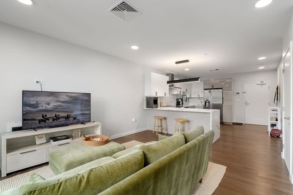 Condominium at 68 Los Angeles, Newton MA 02458, photo 10 of 27
