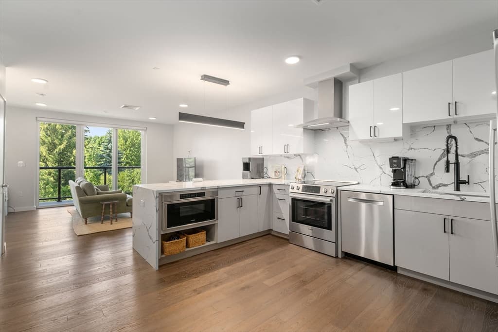 Condominium at 68 Los Angeles, Newton MA 02458, photo 14 of 27