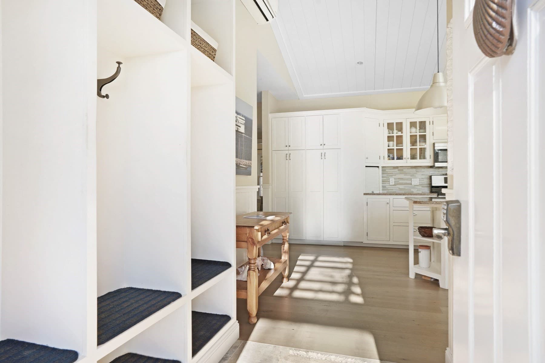 Single Family Residence at 16 Frog Hollow, Tisbury MA 02557, photo 9 of 27