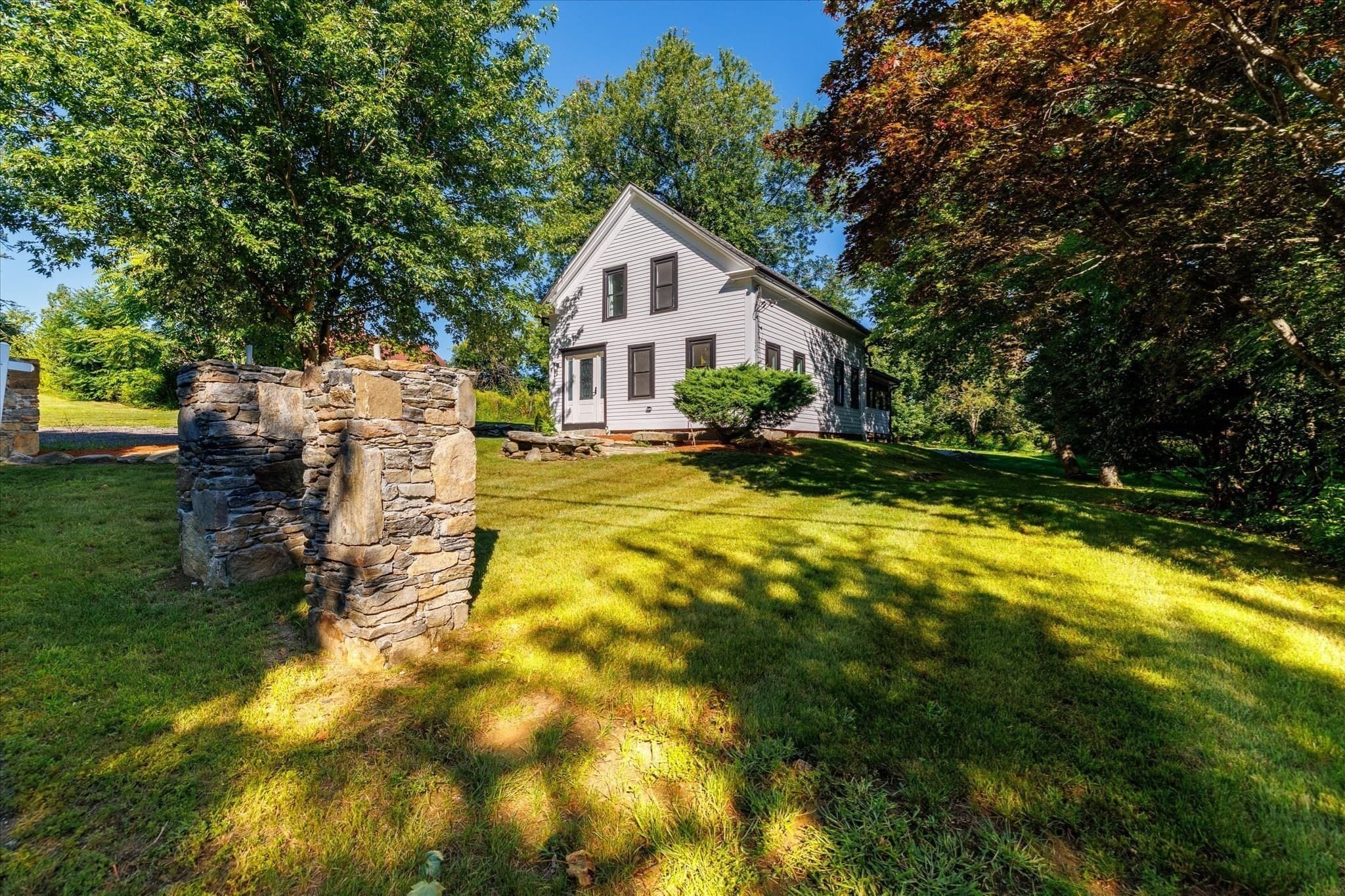 Single Family Residence at 294 Boston Road, Sutton MA 01590, photo 3 of 40