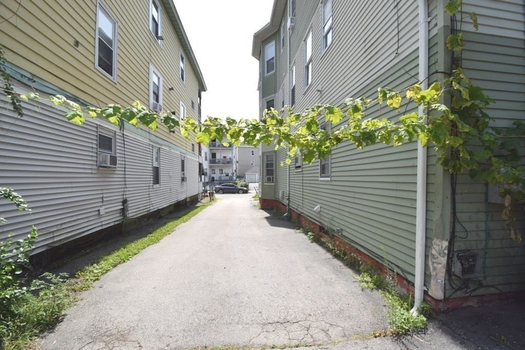 3 Family at 6 Pelham Street, Worcester MA 01609, photo 27 of 28