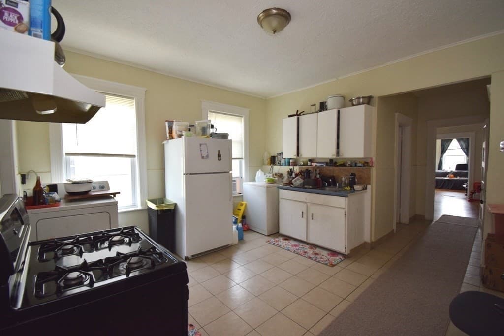3 Family at 6 Pelham Street, Worcester MA 01609, photo 5 of 28
