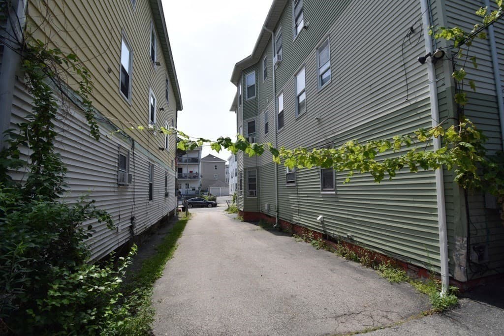 3 Family at 6 Pelham Street, Worcester MA 01609, photo 24 of 28