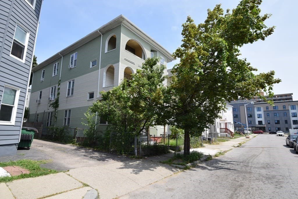 3 Family at 6 Pelham Street, Worcester MA 01609, photo 19 of 28