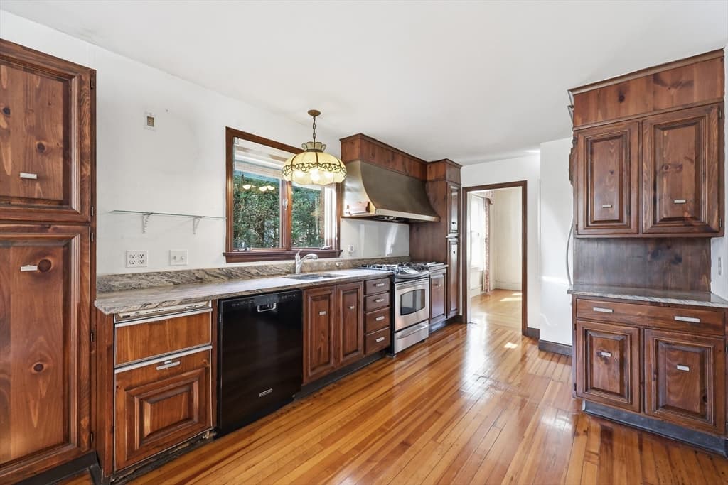 Single Family Residence at 1435 Longmeadow Street, Longmeadow MA 01106, photo 10 of 36