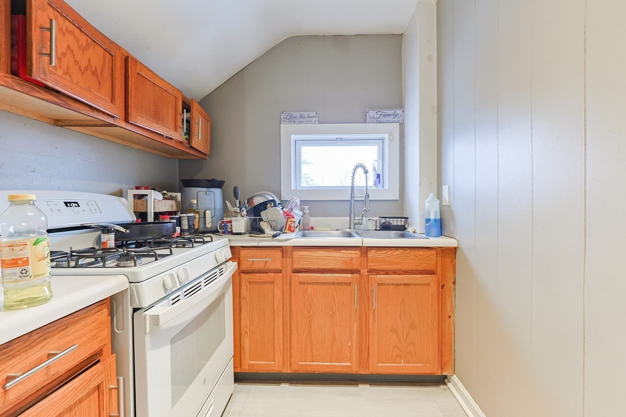 3 Family at 118 Maple St, Fall River MA 02720, Fall River, photo 17 of 36