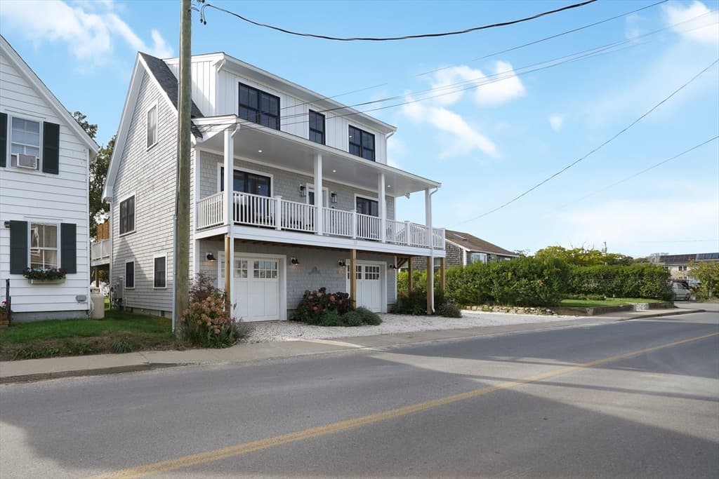 33 Lagoon Pond Road, Tisbury MA 02568