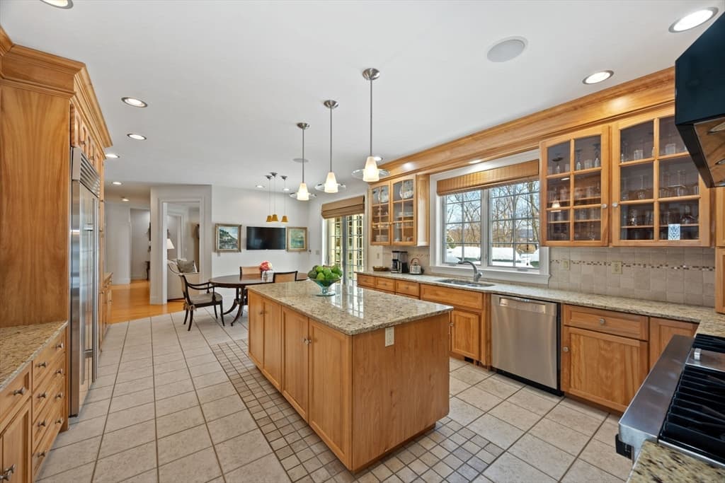 Single Family Residence at 6 Eveningstar Drive, Amherst MA 01002, Amherst, photo 10 of 42