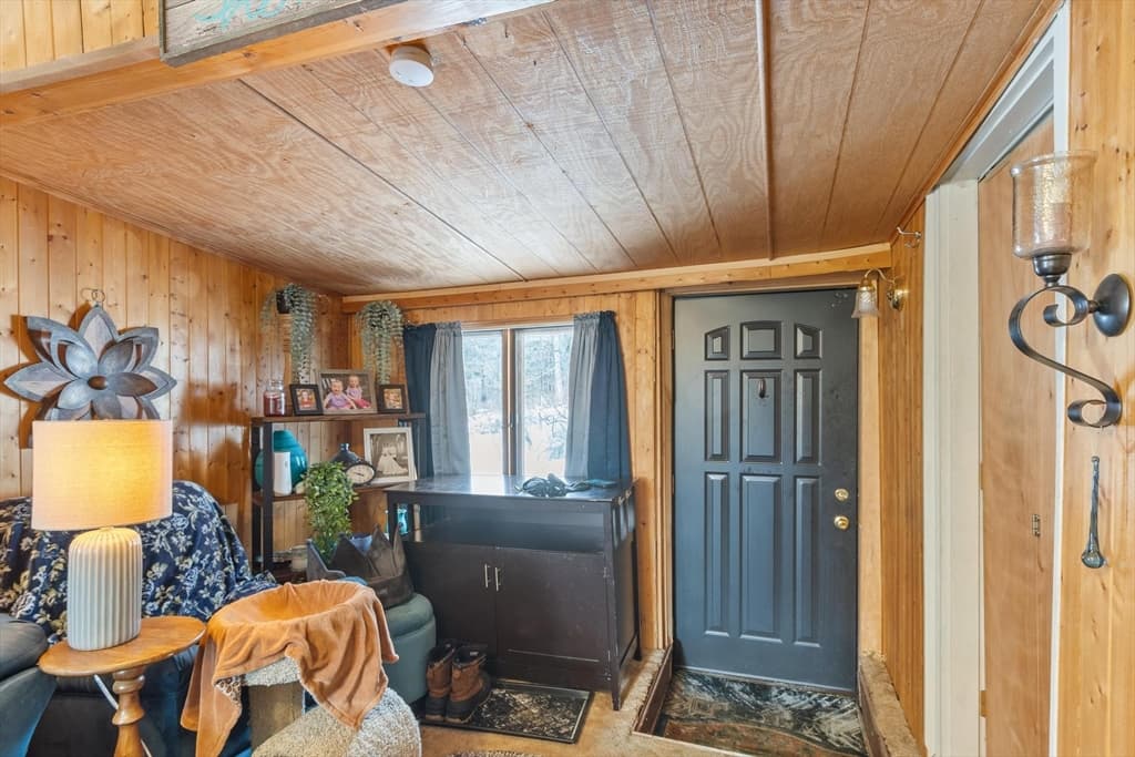 Single Family Residence at 6 Henry Rd, Wales MA 01081, photo 5 of 18