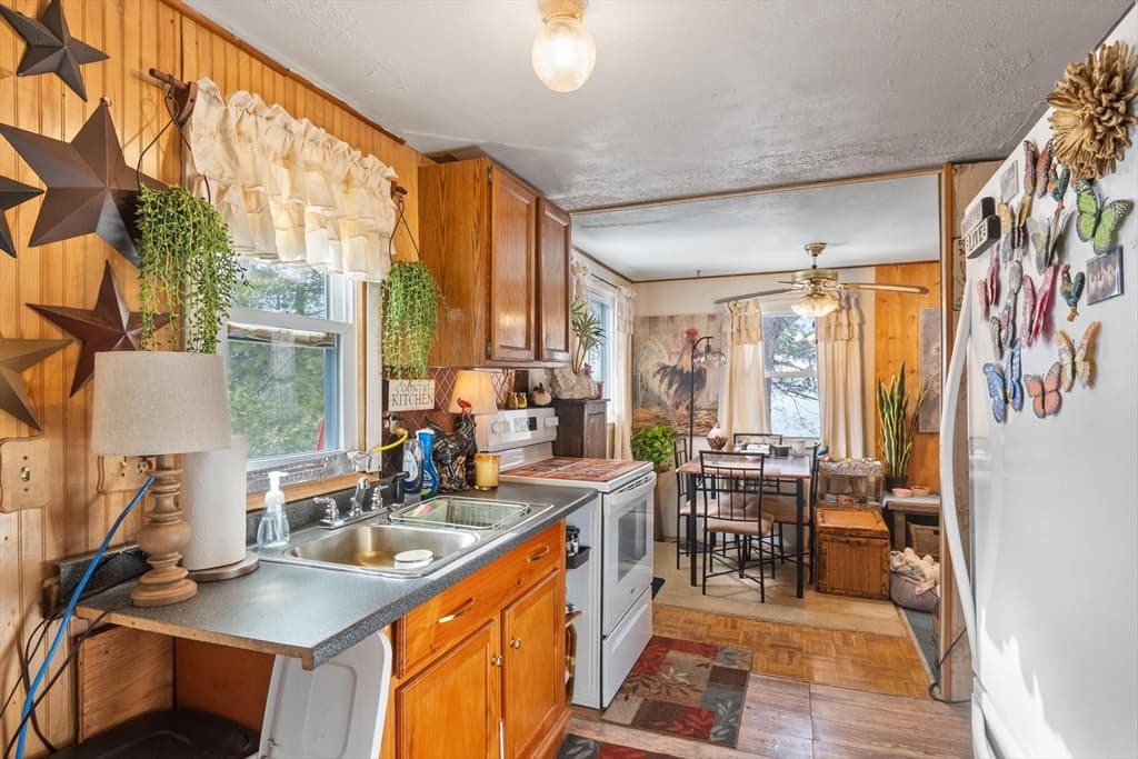 Single Family Residence at 6 Henry Rd, Wales MA 01081, photo 11 of 18