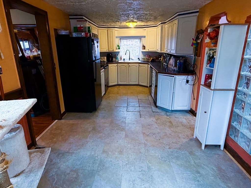 Single Family Residence at 498 Middlesex Tpke, Billerica MA 01821, photo 8 of 24