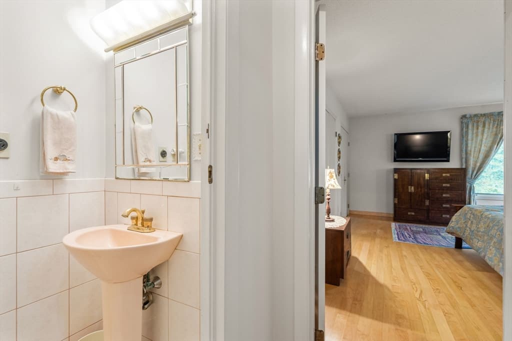 Single Family Residence at 16 Wadsworth Ln, Dartmouth MA 02748, Dartmouth, photo 10 of 38