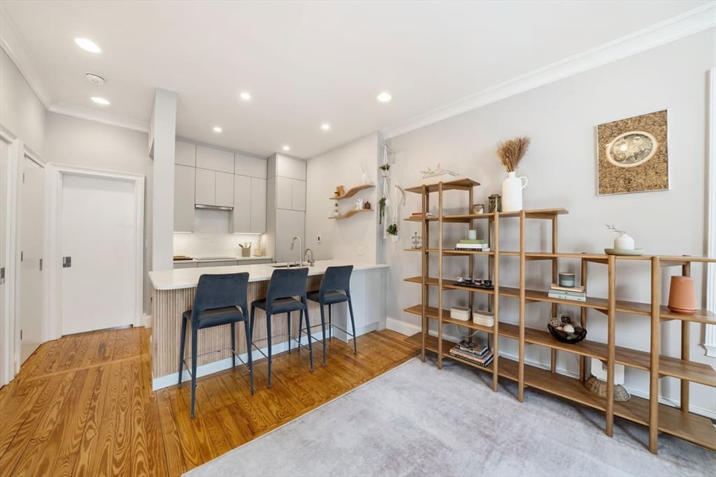 Condominium at 108 E Brookline St # 2, Boston MA 02118, photo 3 of 18