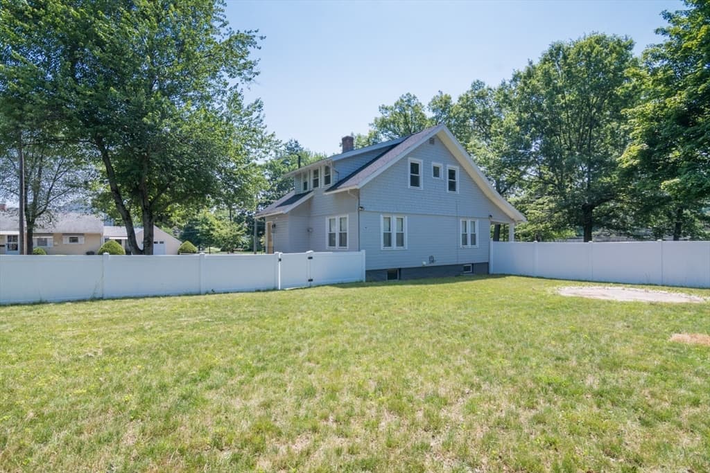Single Family Residence at 170 Plumtree Rd, Springfield MA 01118, Springfield, photo 2 of 31