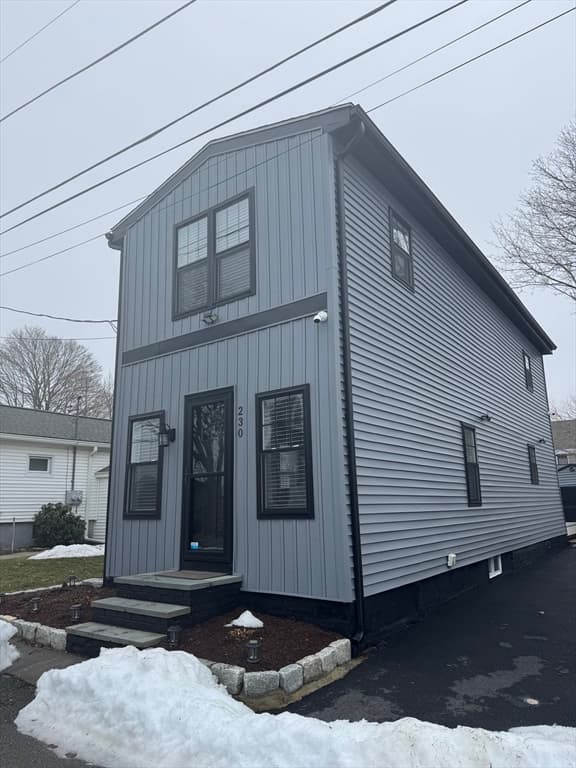 Single Family Residence at 230 Cedar Ave, Portsmouth RI 02871, photo 2 of 19