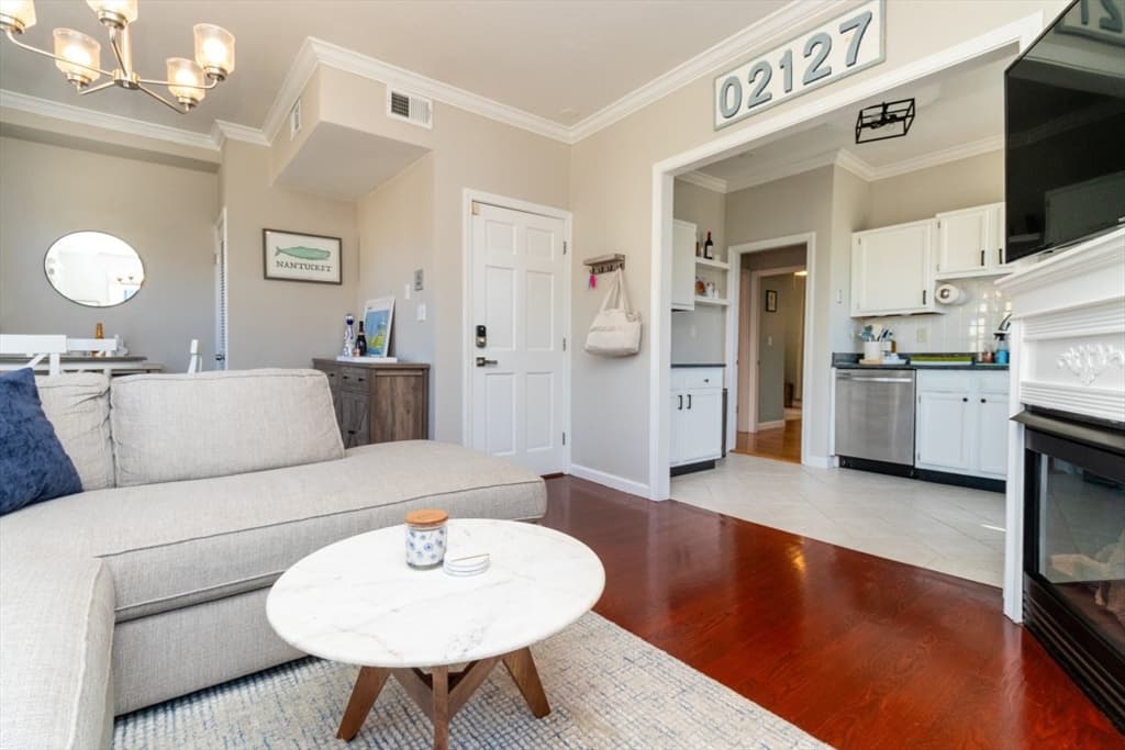Condominium at 201 D St # 2, Boston MA 02127, Boston, photo 4 of 27