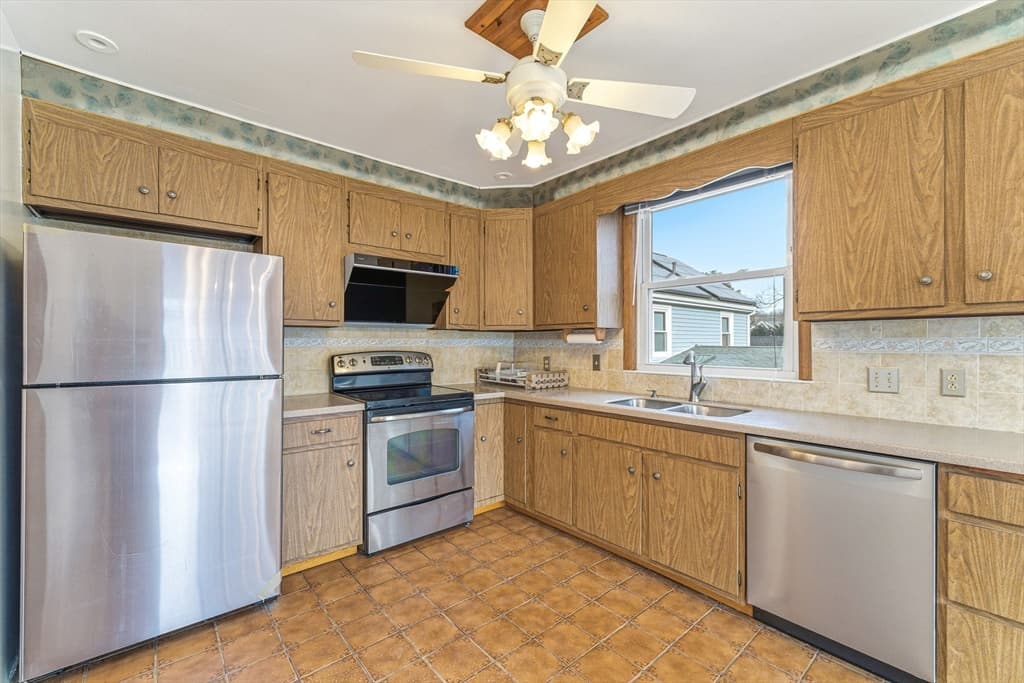 Single Family Residence at 7 Carol St, Stoneham MA 02180, Stoneham, photo 7 of 28