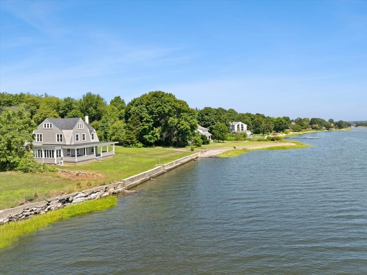 1366 Gardners Neck Rd, Swansea MA 02777