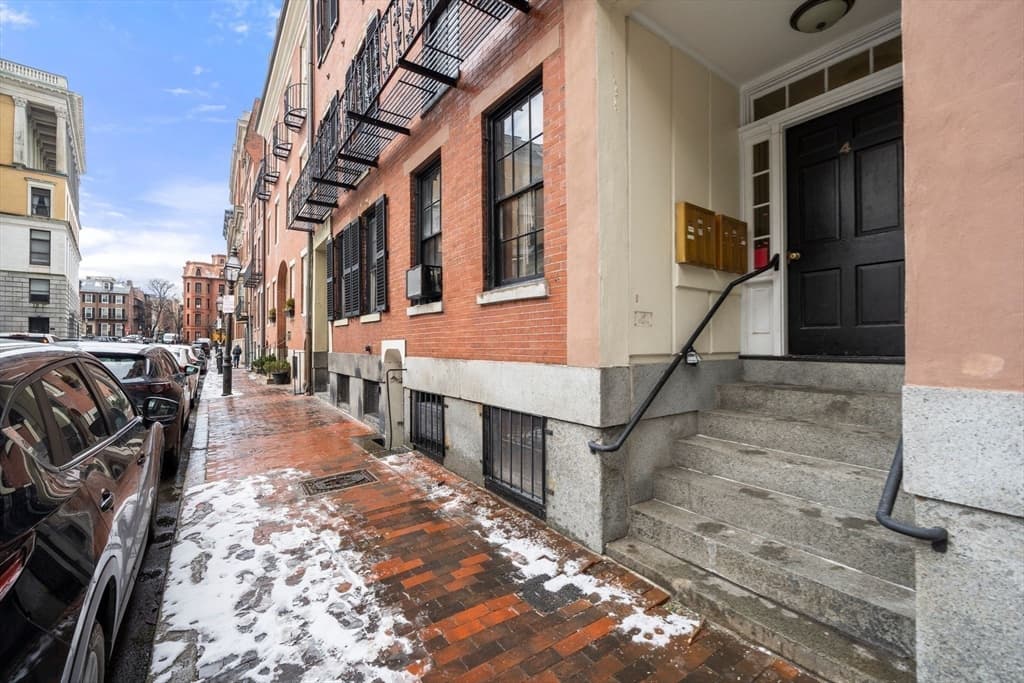 Condominium at 4 Derne St # 1, Boston MA 02114, photo 18 of 21