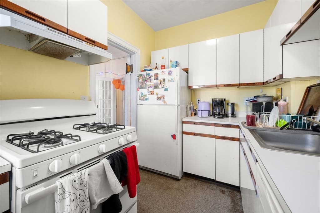 Condominium at 1263 Commonwealth Ave # 4, Boston MA 02134, photo 2 of 17
