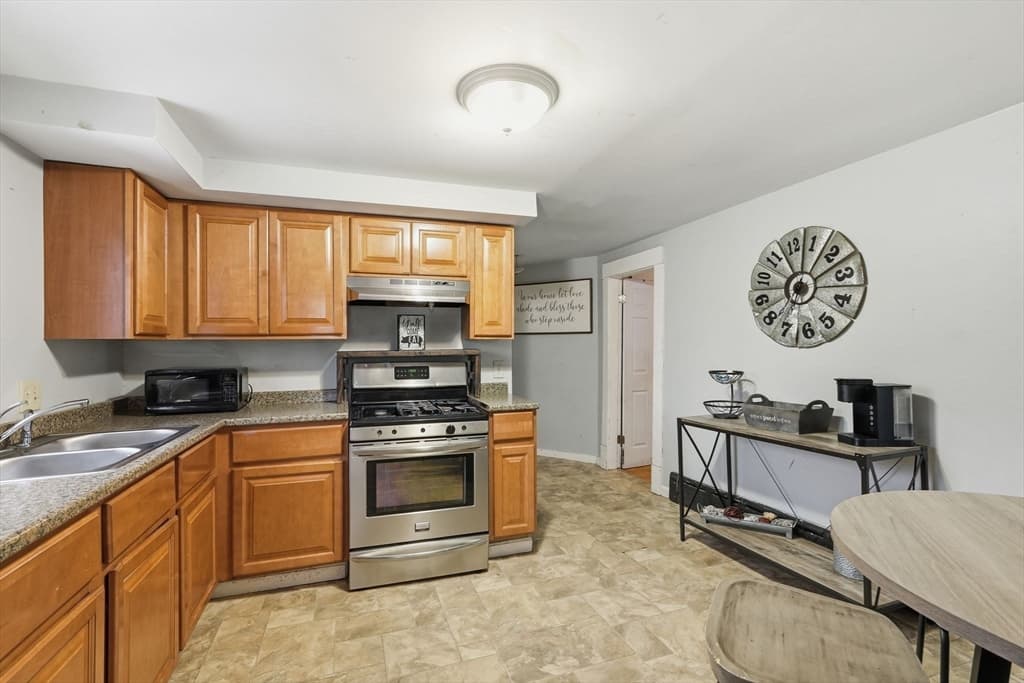 Single Family Residence at 34 Savoy Ave, Springfield MA 01104, Springfield, photo 5 of 35