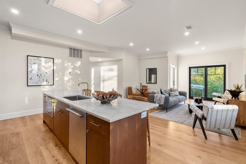 Condominium at 34 Vinton Street, Boston MA 02127, photo 6 of 32