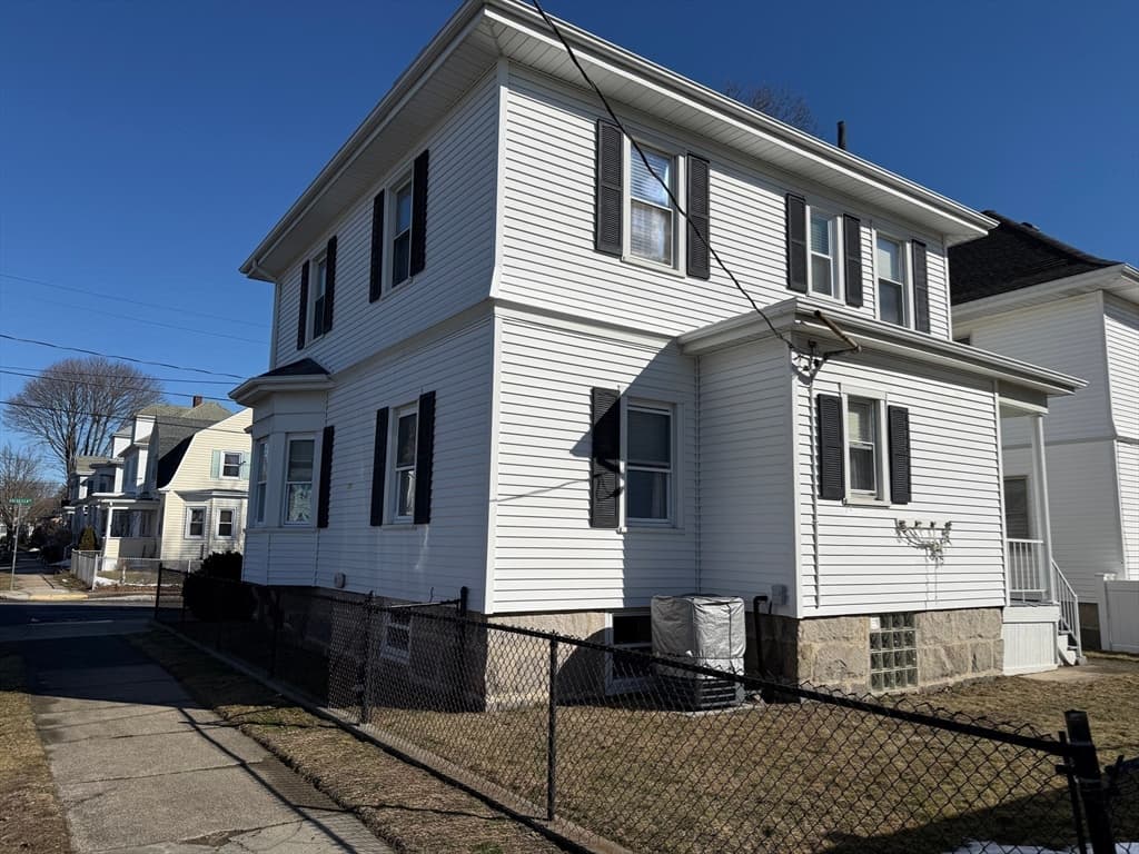 Single Family Residence at 32 Priscilla St, New Bedford MA 02740, New Bedford, photo 5 of 32