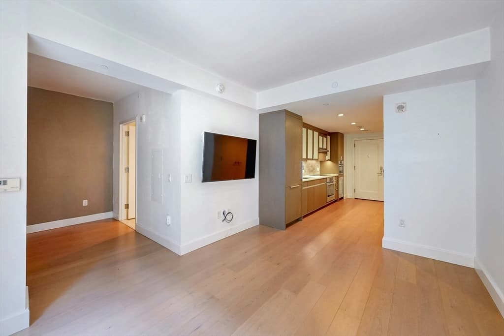 100 Lovejoy Wharf # 5Q, Boston MA 02114
