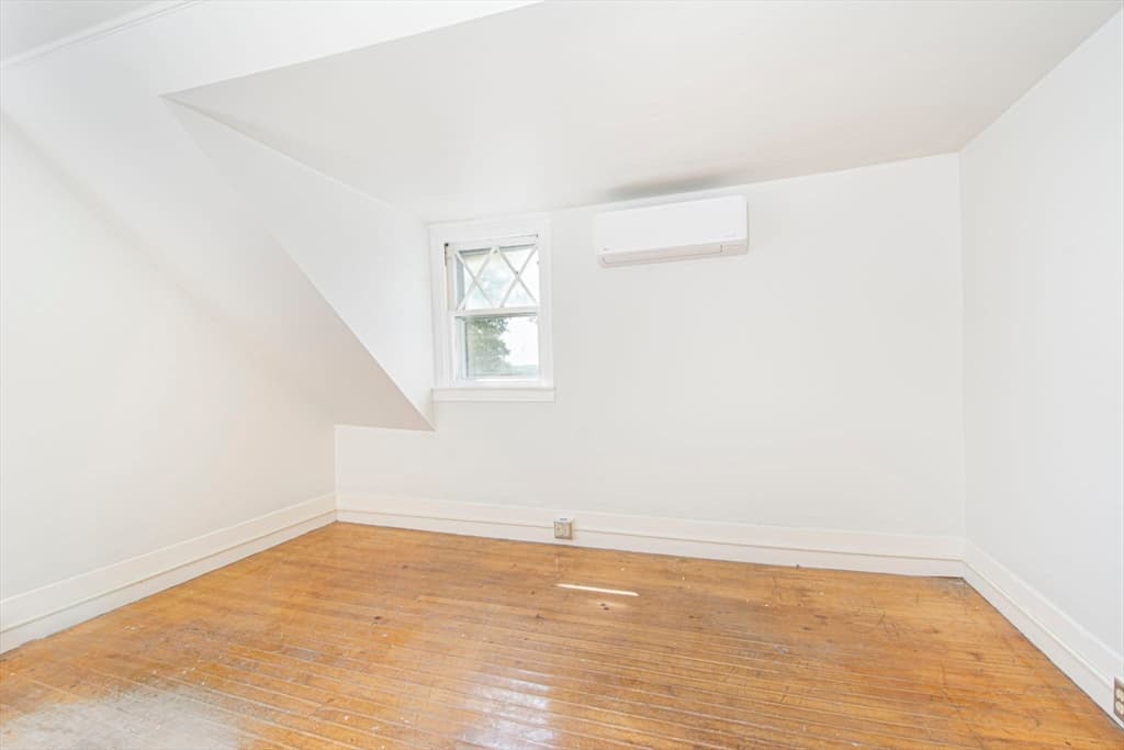 4 Family at 963 Main St, Leicester MA 01524, photo 12 of 33
