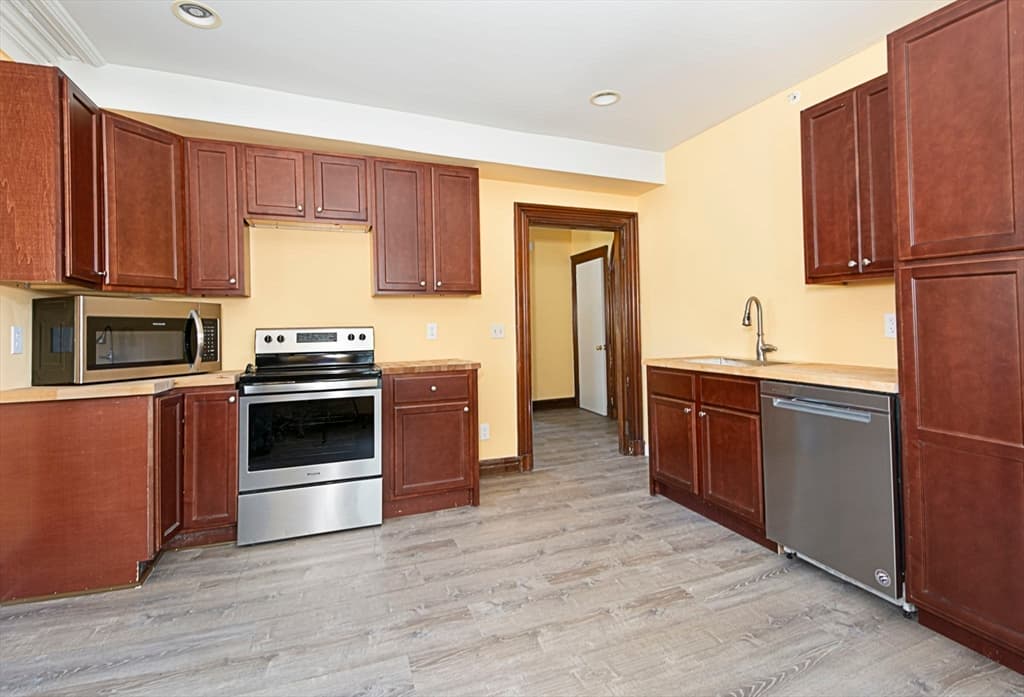4 Family at 963 Main St, Leicester MA 01524, photo 5 of 33