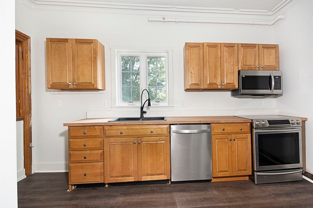 4 Family at 963 Main St, Leicester MA 01524, photo 15 of 33