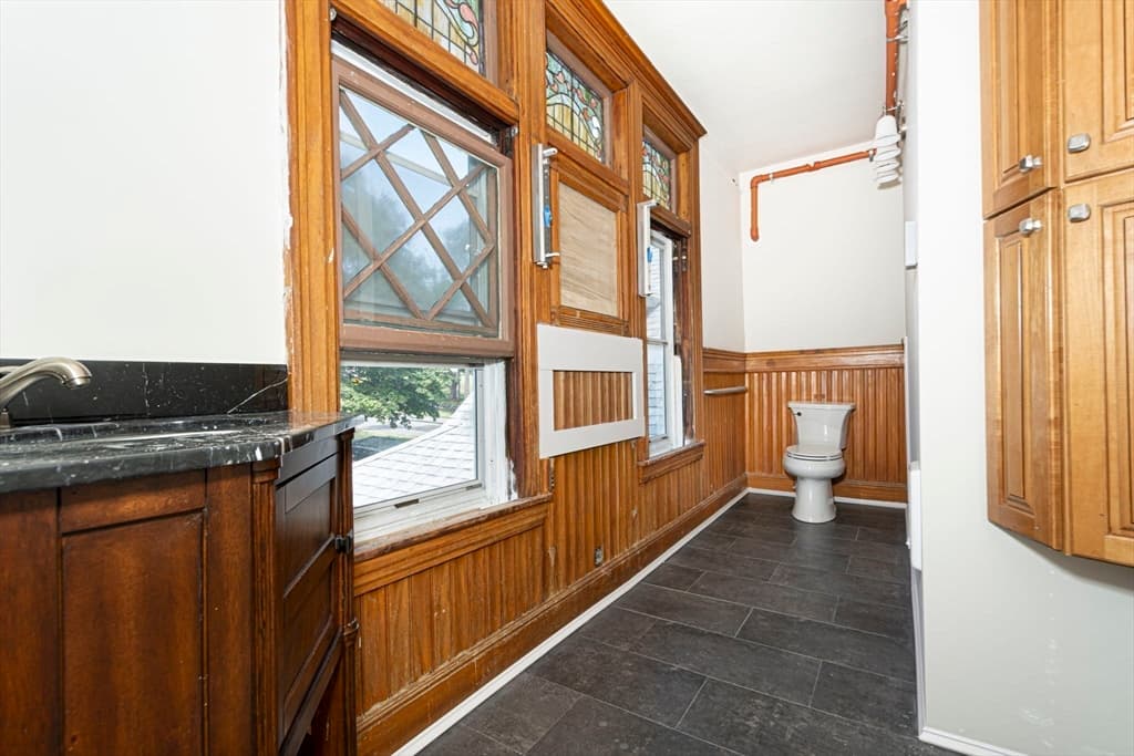 4 Family at 963 Main St, Leicester MA 01524, photo 11 of 33