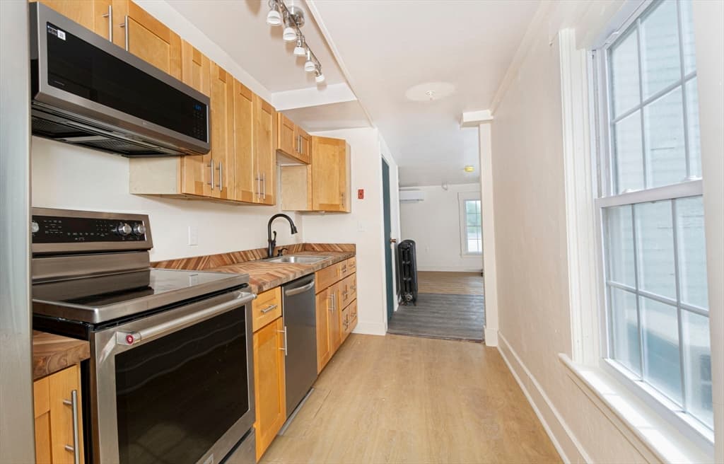 4 Family at 963 Main St, Leicester MA 01524, photo 19 of 33