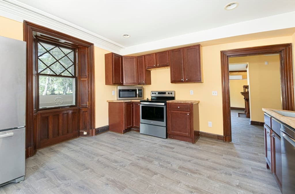 4 Family at 963 Main St, Leicester MA 01524, photo 4 of 33