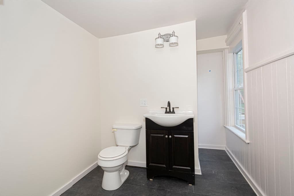 4 Family at 963 Main St, Leicester MA 01524, photo 21 of 33