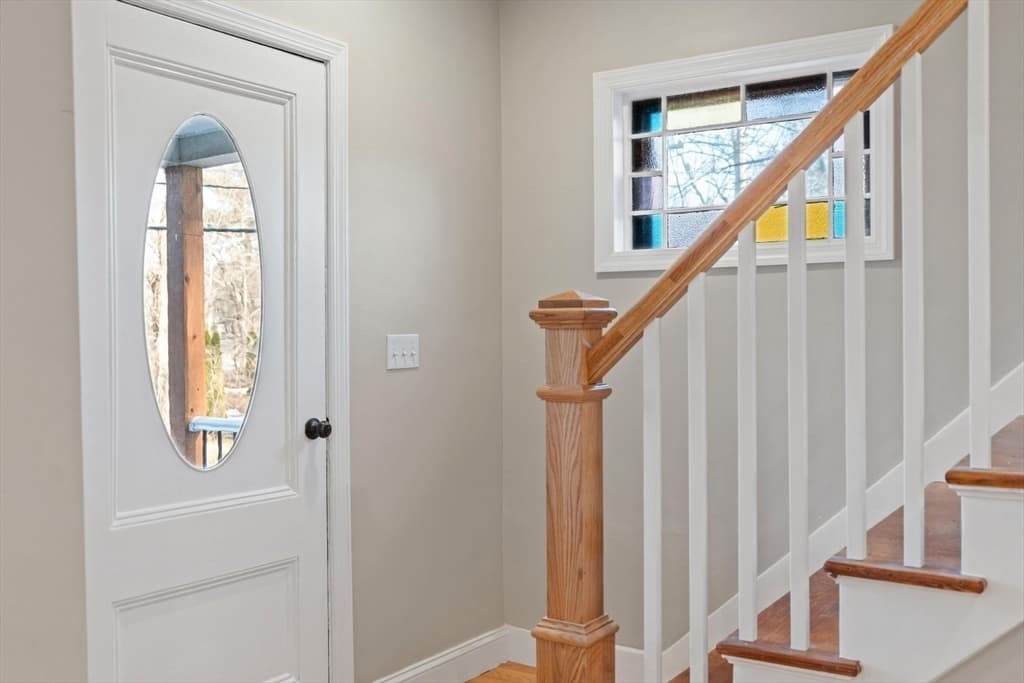 Single Family Residence at 328 Oxford St N, Auburn MA 01501, photo 6 of 28