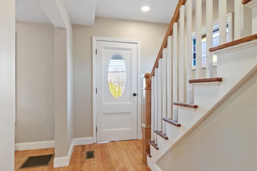 Single Family Residence at 328 Oxford St N, Auburn MA 01501, photo 5 of 28