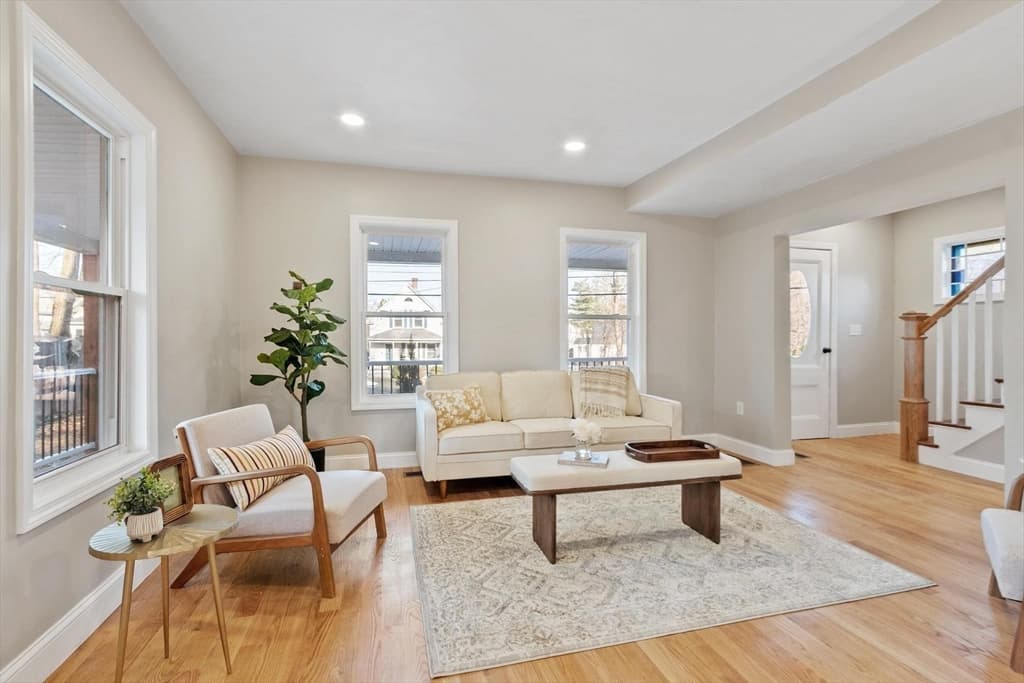 Single Family Residence at 328 Oxford St N, Auburn MA 01501, photo 10 of 28