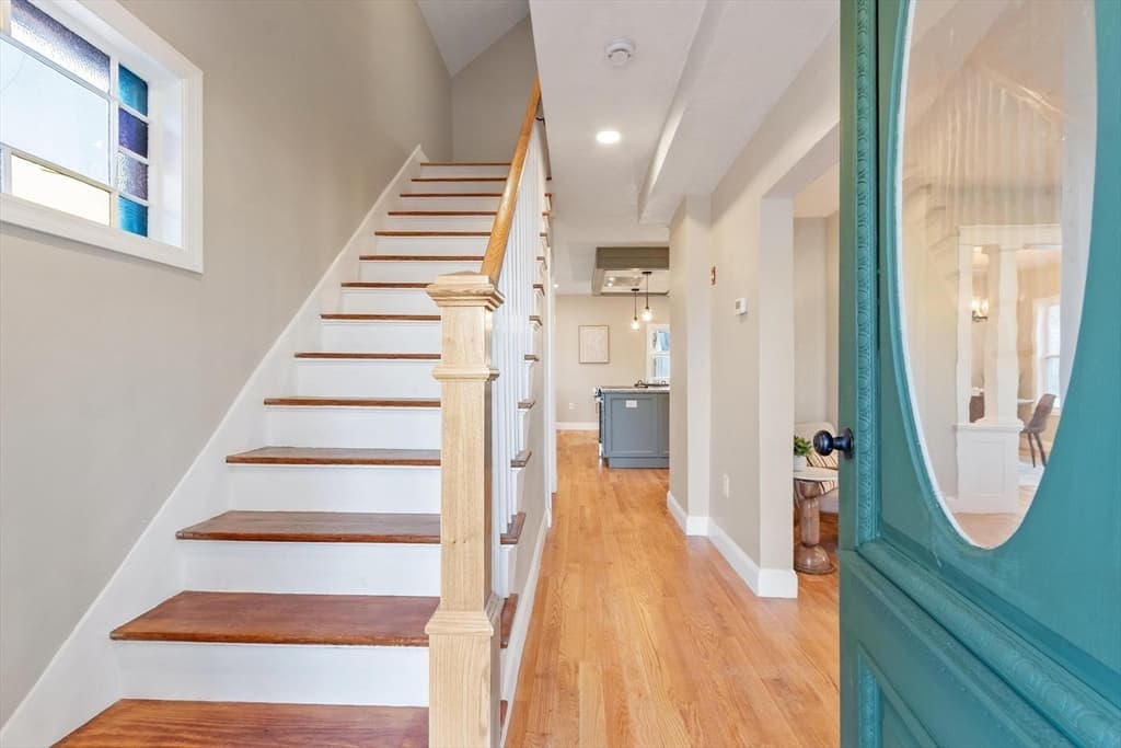Single Family Residence at 328 Oxford St N, Auburn MA 01501, photo 4 of 28