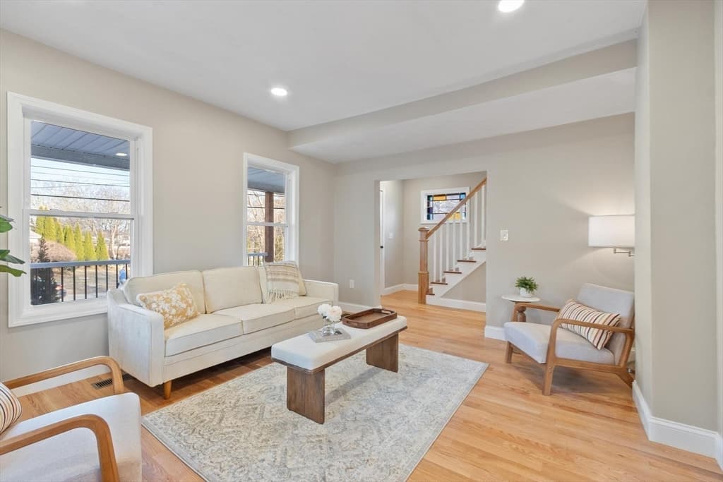 Single Family Residence at 328 Oxford St N, Auburn MA 01501, photo 8 of 28