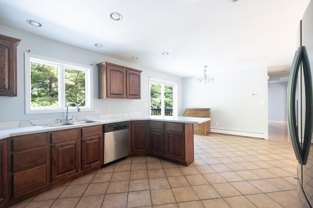 Single Family Residence at 126 Dyer St, Gardner MA 01440, photo 6 of 33