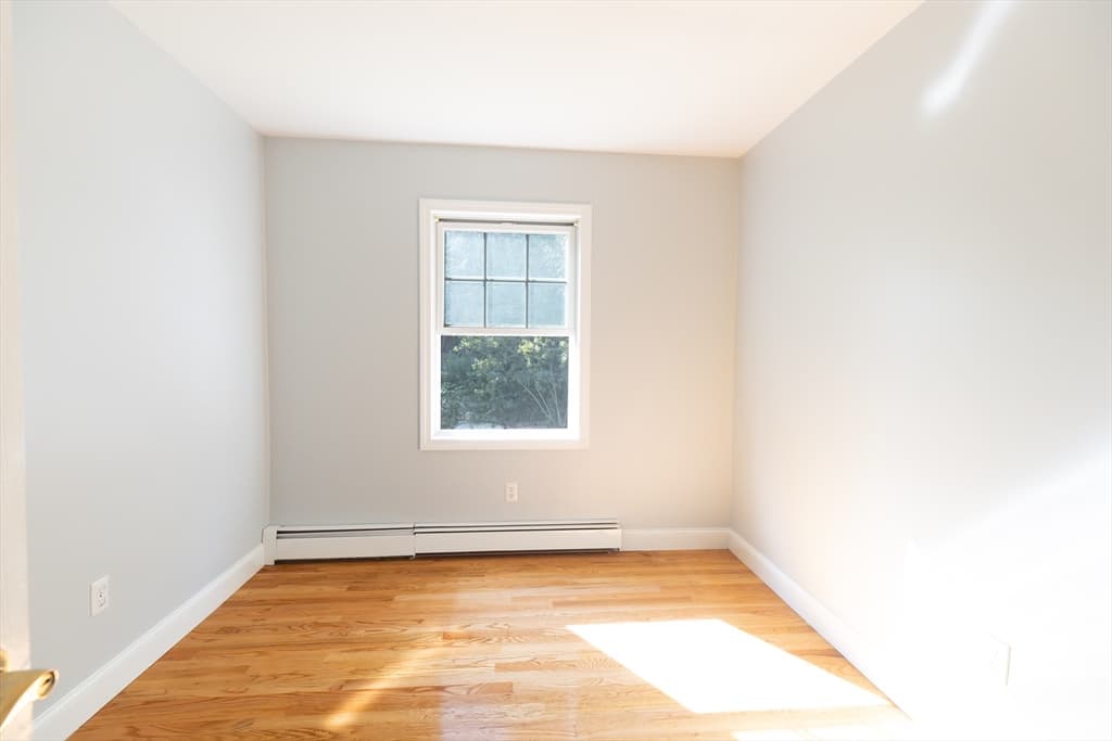 Single Family Residence at 126 Dyer St, Gardner MA 01440, photo 9 of 33