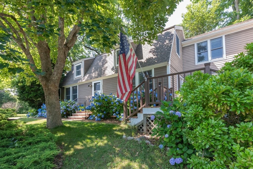 537 W Falmouth Hwy, Falmouth MA 02540