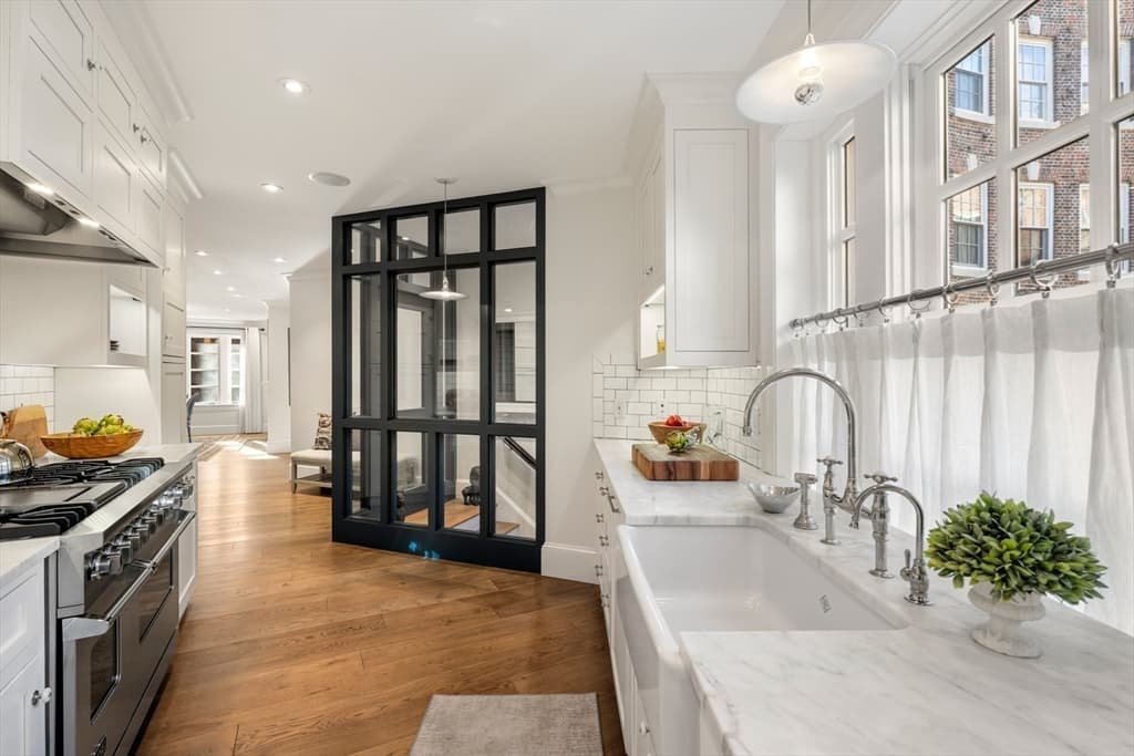 Single Family Residence at 6 West Hill Place, Boston MA 02114, photo 5 of 27