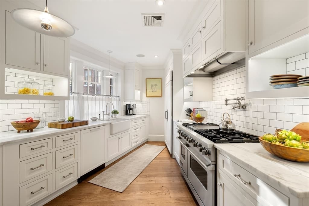 Single Family Residence at 6 West Hill Place, Boston MA 02114, photo 9 of 27