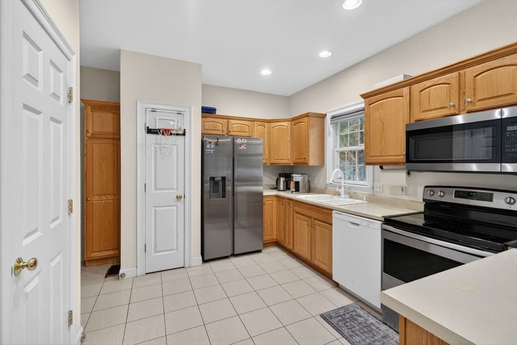 Condominium at 1 Knowlton Circle # 1, Upton MA 01568, photo 7 of 26